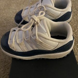 Toddler boys sneakers. 8C